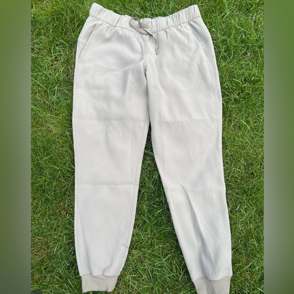 Women’s Lululemon On The Fly Jogger Carbon Dust Size 8
